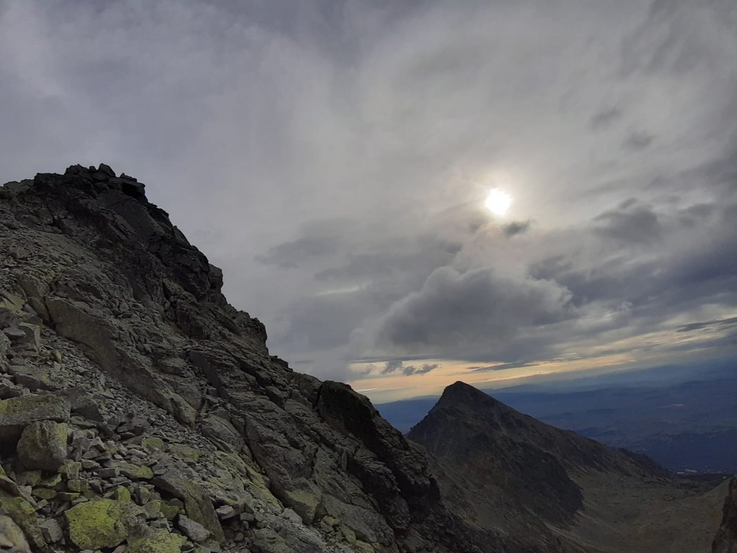 Akciové stimuly: Equity/akciové plány – ESOP, RSU, opcie – Základný prehľad