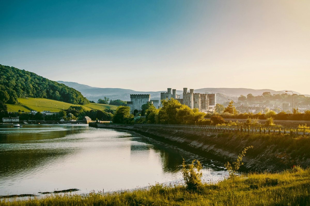 Dekódovanie prednosti: Aplikácia pravidiel na neoznačených križovatkách a pri odbočovaní