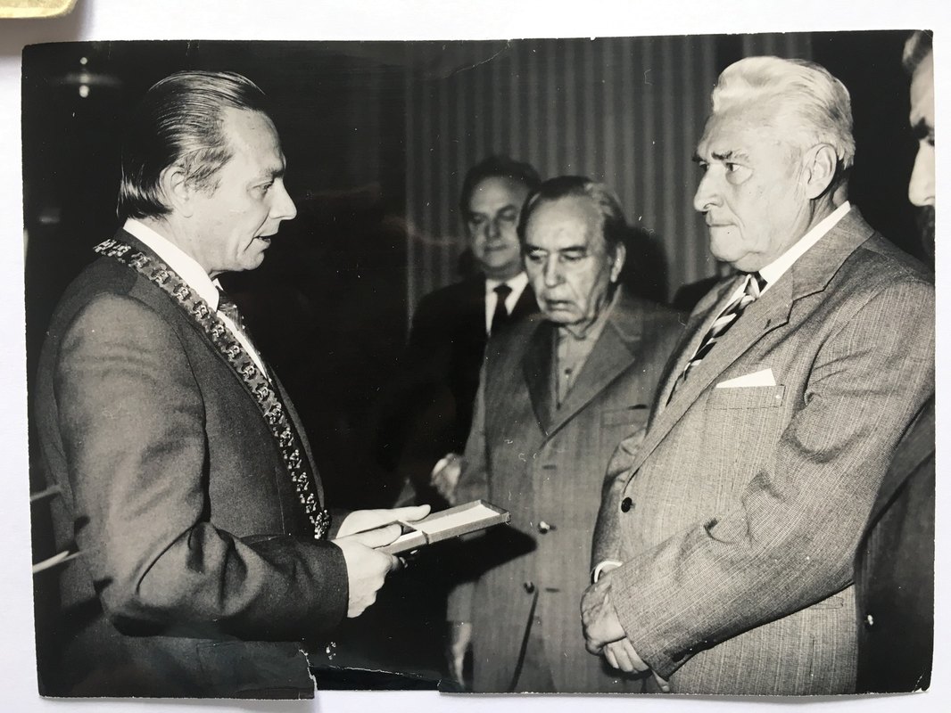 Trendy v interiérovém designu obývacích pokojů: Materiály a barvy